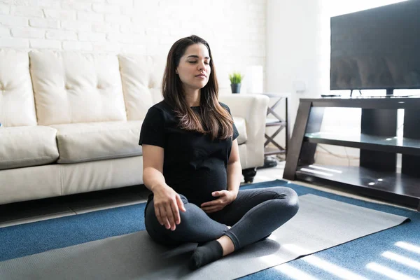 Jolie Femme Enceinte Pratiquant Yoga Sur Tapis Exercice Contre Canapé — Photo