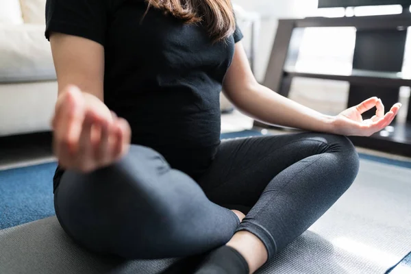 Middel Kaukasisk Gravid Kvinna Utövar Lotus Position Yoga Vardagsrummet — Stockfoto