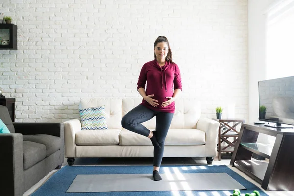 Portrett Gravid Kvinne Som Praktiserer Yoga Mens Hun Står Ett – stockfoto