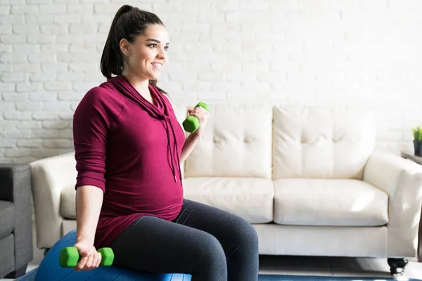 Aantrekkelijke Zwangere Vrouw Tillen Halters Terwijl Glimlachen Weg Kijken Naar — Stockfoto