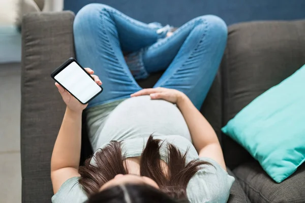Mujer Embarazada Caucásica Relajarse Mientras Utiliza Teléfono Inteligente Sala Estar — Foto de Stock