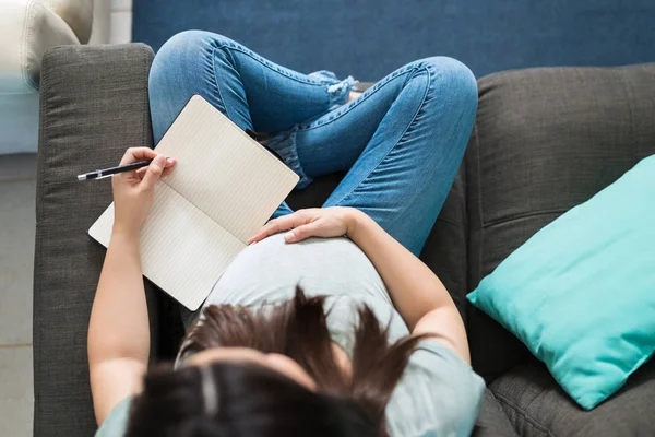 Ovanifrån Förväntat Kvinnligt Skrivande Dagbok När Sitter Soffan Hemma — Stockfoto