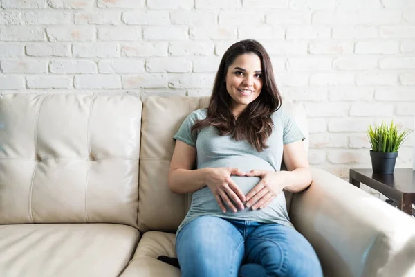 Hinreißende Schwangere Frau Macht Herzform Mit Den Händen Auf Babybeule — Stockfoto