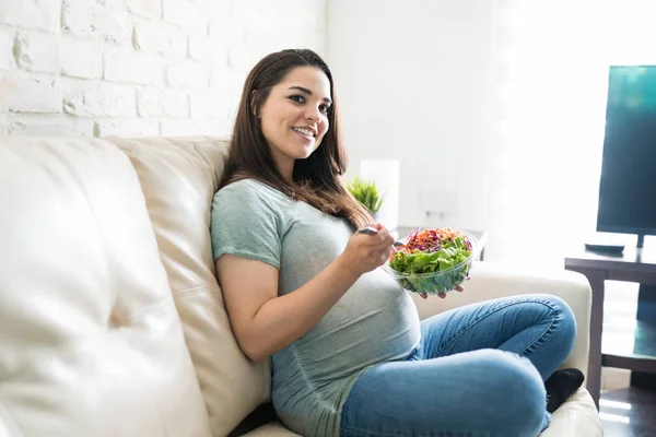 Retrato Mulher Grávida Atraente Comer Alimentos Saudáveis Enquanto Relaxa Sala — Fotografia de Stock