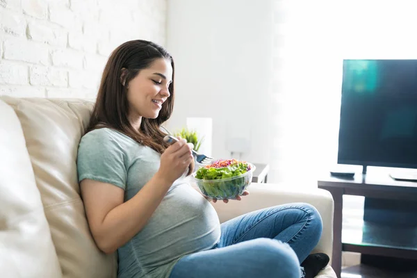 Güzel Hamile Kadın Evde Otururken Kaseden Taze Sağlıklı Salata Yiyor — Stok fotoğraf