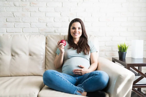 Hübsche Schwangere Frau Mit Frischem Apfel Während Sie Ihren Bauch — Stockfoto