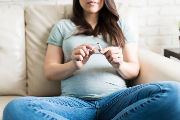 Middel Volwassen Zwangere Vrouw Die Een Sigaret Breekt Terwijl Thuis — Stockfoto