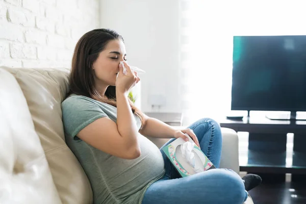 Hermosa Mujer Embarazada Sintiéndose Enferma Casa Sonándose Nariz Con Pañuelo —  Fotos de Stock