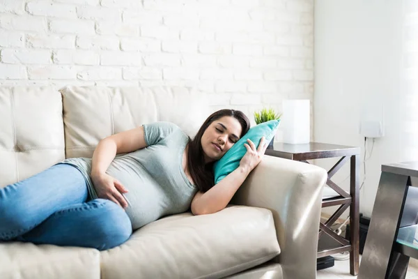 Mujer Bastante Embarazada Quedó Dormida Sofá Sala Estar Casa — Foto de Stock
