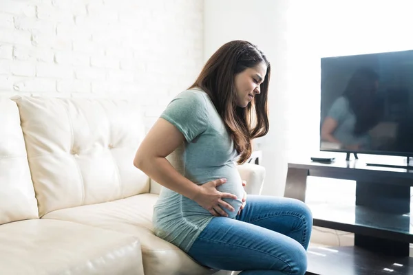 Seitenansicht Einer Schwangeren Frau Die Bauchkrämpfen Leidet Während Sie Hause — Stockfoto