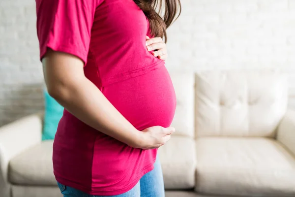 Μέση Πλευρά Άποψη Του Καυκάσου Έγκυος Γυναίκα Στέκεται Ενώ Αγγίζοντας — Φωτογραφία Αρχείου