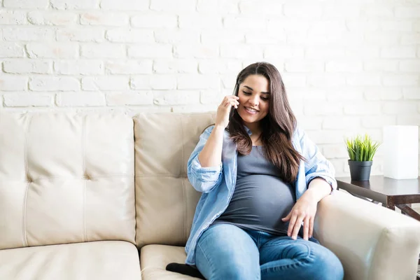 Attraktive Erwartungsvolle Frau Die Über Das Smartphone Spricht Während Sie — Stockfoto