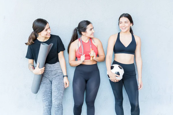 Belles Amies Multiethniques Détendre Tout Parlant Après Entraînement Contre Mur — Photo