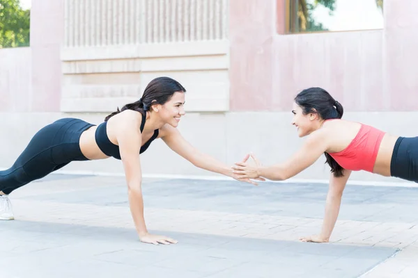 Sonriendo Mujeres Bastante Activas Aplaudiendo Mientras Hacen Flexiones Sendero Ciudad —  Fotos de Stock