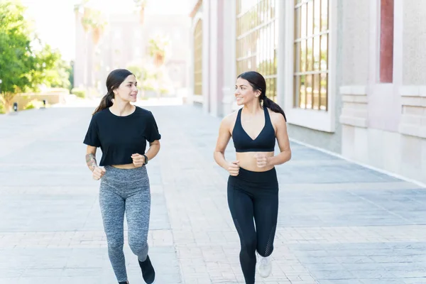 Attraktive Freundinnen Laufen Auf Fußweg Durch Die Stadt — Stockfoto