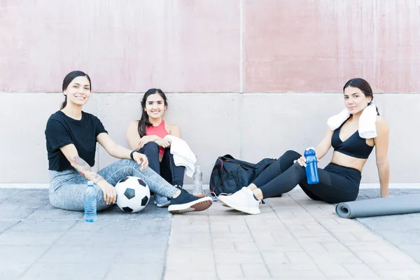 Retrato Jovens Atletas Ativos Atraentes Sentados Caminho Estrada Contra Parede — Fotografia de Stock