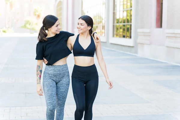 Belles Jeunes Femmes Marchant Avec Bras Autour Sur Sentier Ville — Photo