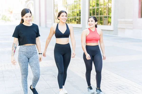 Souriant Jeunes Belles Amies Vêtements Sport Marchant Sur Sentier — Photo