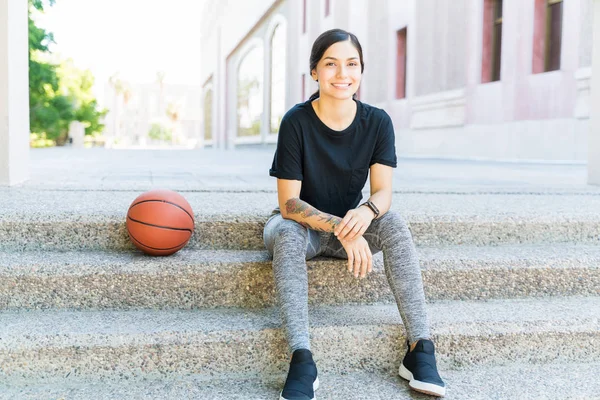 Basamaklarda Basketbol Oynarken Göz Teması Kuran Çekici Bayan Sporcu — Stok fotoğraf