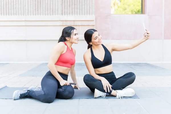 Bastante Atleta Femenina Tomando Selfie Con Amigo Teléfono Móvil Mientras —  Fotos de Stock