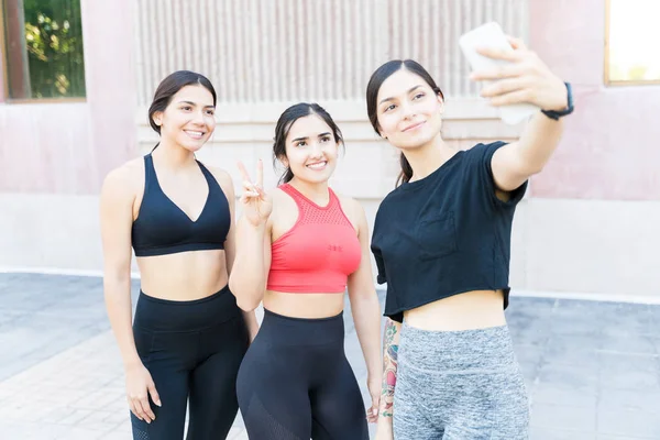 Güzel Spanyol Kadın Şehirde Dikilirken Beyaz Arkadaşlarıyla Selfie Çekiyor — Stok fotoğraf