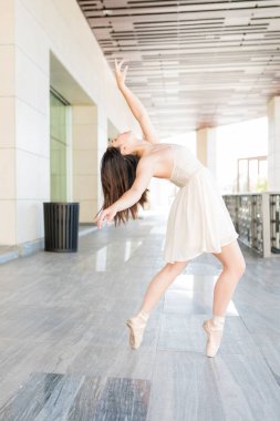 Muhteşem balerin, sokakta dans provası yapıyor.