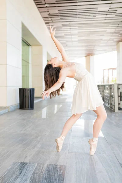 Hinreißende Ballerina Probt Tanzroutine Auf Der Straße — Stockfoto