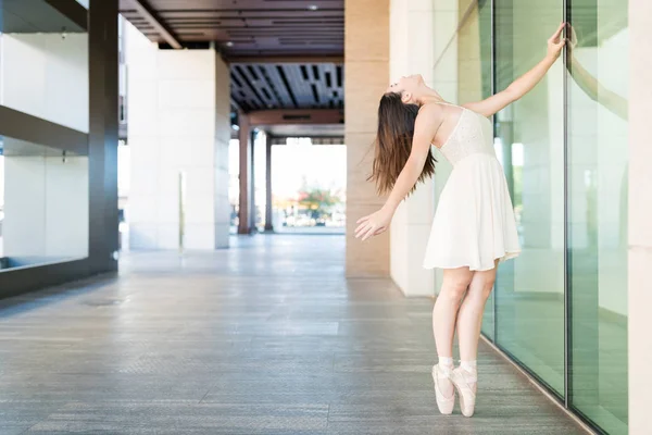 Vrouwelijke Balletdanseres Balanceert Het Puntje Van Haar Tenen Straat — Stockfoto