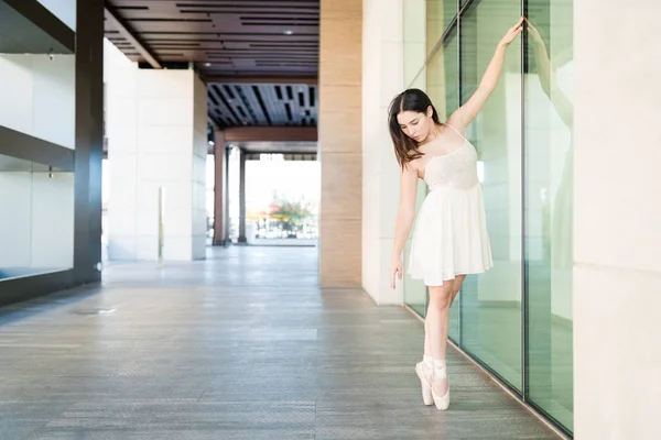 优雅的年轻芭蕾舞演员踮着脚尖在室外练习跳舞 — 图库照片