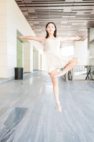在城市里跳舞时 女芭蕾舞蹈演员用脚尖保持平衡 — 图库照片