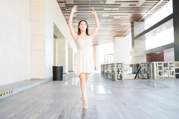 Zelfverzekerde Aantrekkelijke Balletdanseres Poserend Met Armen Tenen Geheven Tijdens Dansrepetities — Stockfoto