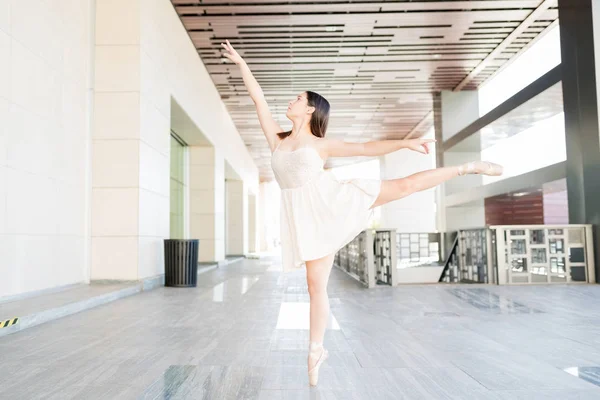 Ballerina Talento Che Mostra Sue Abilità Durante Esecuzione Nella Routine — Foto Stock