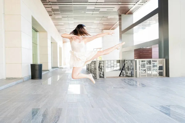 Ung Ballerina Med Rufsigt Hår Luften Njuter Dans Urban Scen — Stockfoto