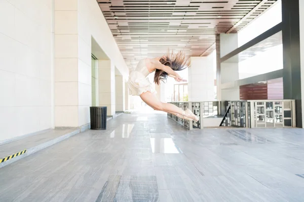 Skillful Ballet Dancer Performing High Jump Backbend City — Stock Photo, Image