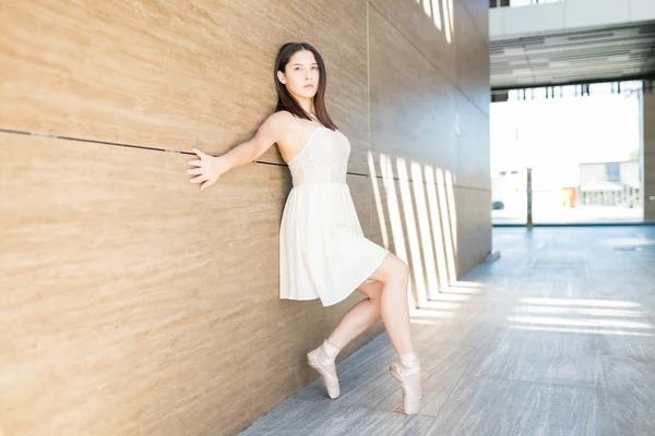 Confident Ballerina Posing Tiptoes While Leaning Wooden Wall Outdoors — Stock Photo, Image