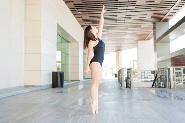 Elegante Bailarina Ballet Con Mano Levantada Puntillas Durante Práctica —  Fotos de Stock
