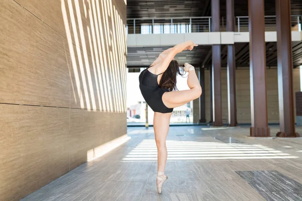 Блискуча Балерина Згинається Назад Балансуючи Одній Нозі Під Час Танцювальної — стокове фото