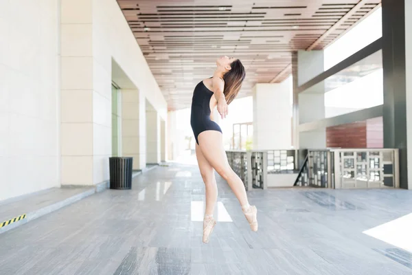 城市里年轻芭蕾舞蹈演员踮着脚尖跳舞的侧影 — 图库照片