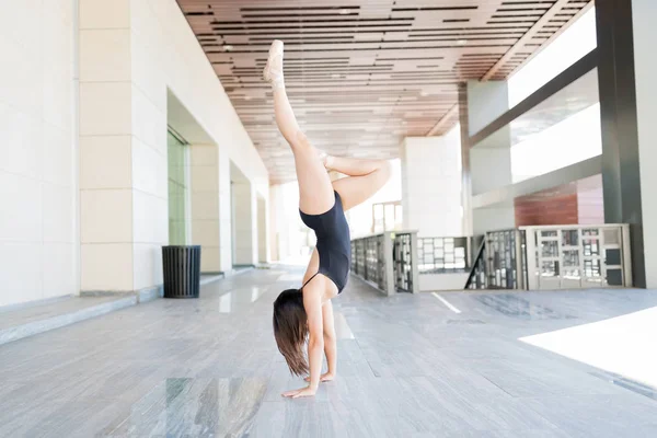 Geschoolde Balletdanser Doet Handstand Tijdens Het Uitvoeren Stedelijke Scène — Stockfoto