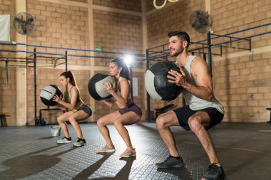 Spor salonunda çapraz antrenman yaparken spor yapan yakışıklı bir sporcu.