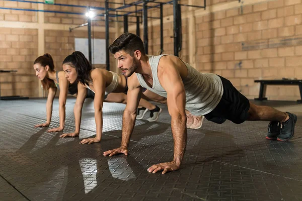 Atletas Jóvenes Jóvenes Confiados Haciendo Flexiones Durante Entrenamiento Cruzado Gimnasio — Foto de Stock