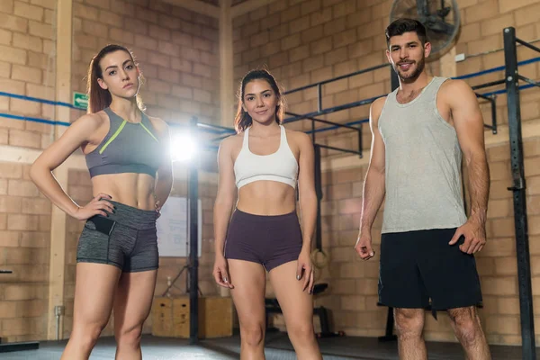 Selbstbewusste Junge Männer Und Frauen Sportbekleidung Stehen Beim Blickkontakt Fitnessclub — Stockfoto