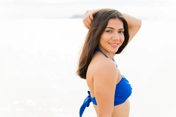 Wunderschöne Lächelnde Frau Badeanzug Entspannt Sich Sommer Strand — Stockfoto