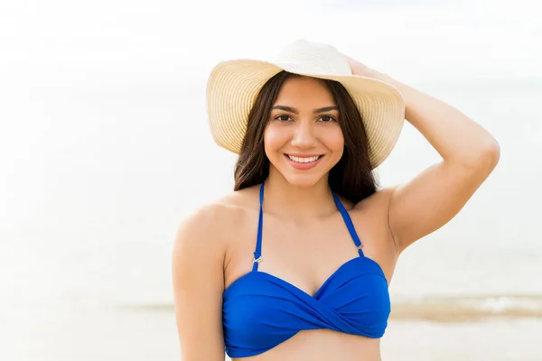 Mooie Glimlachende Vrouw Met Hoed Bikini Genietend Het Strand — Stockfoto