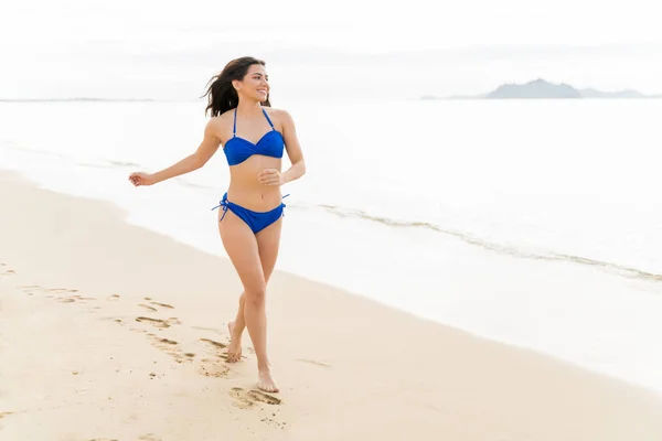 Mujer Joven Corriendo Playa Mientras Disfruta Las Vacaciones Verano —  Fotos de Stock