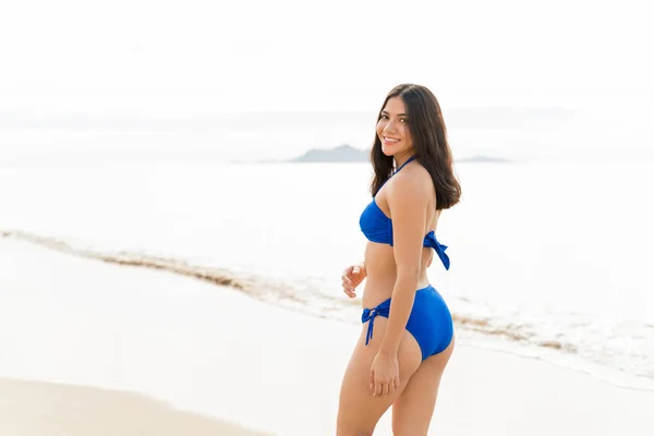 Usmívající Atraktivní Žena Bikinách Stojící Pláži Během Léta — Stock fotografie