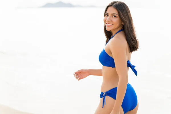 Retrato Una Mujer Hermosa Con Traje Baño Azul Playa — Foto de Stock