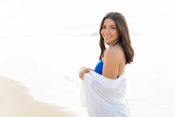 Mooie Vrouw Met Sjaal Glimlachen Het Strand Tijdens Zomervakantie — Stockfoto