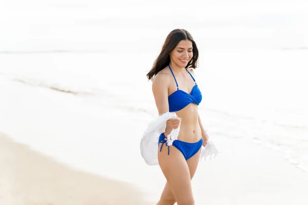 Preciosa Mujer Con Abrigo Playa Que Tiene Tiempo Libre Playa —  Fotos de Stock