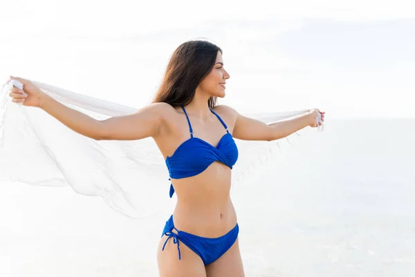 Szczęśliwa Kobieta Wyciągniętymi Ramionami Trzymająca Pareo Plaży Podczas Wakacji — Zdjęcie stockowe